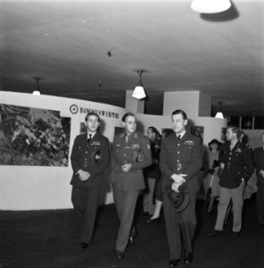 Medaille-uitreiking aan Prins Bernhard op de RAF-tentoonstelling, Bestanddeelnr 900-9889