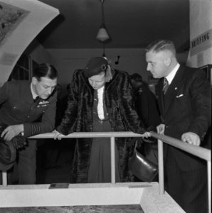 Medaille-uitreiking aan Prins Bernhard op de RAF-tentoonstelling, Bestanddeelnr 900-9892