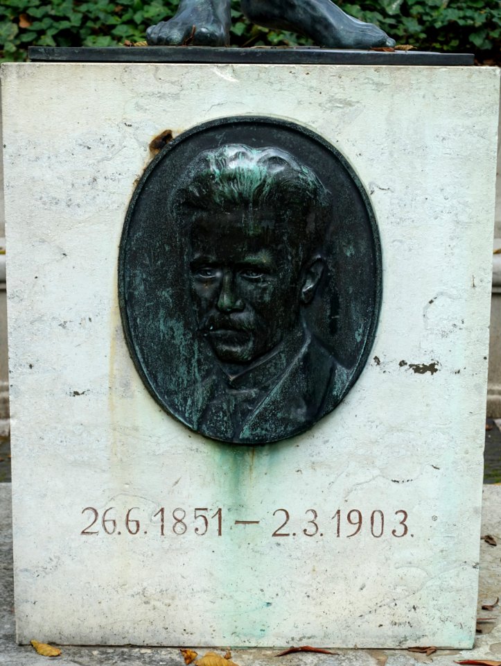 Medallion portrait - Gottfried Schwab Denkmal by Ludwig Habich, 1905 - Darmstadt, Germany - DSC05969