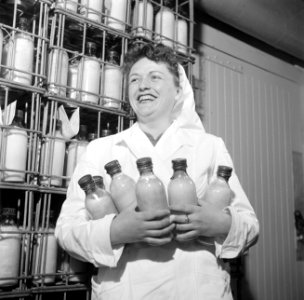 Medewerkster van de drooginrichting van het Amsterdamse Binnengasthuis met fless, Bestanddeelnr 254-2512