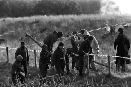 Medewerkers van het onderzoeksteam zoeken naar resten, Bestanddeelnr 931-7277