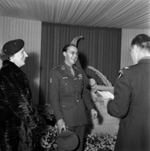 Medaille-uitreiking aan Prins Bernhard op de RAF-tentoonstelling, Bestanddeelnr 900-9888