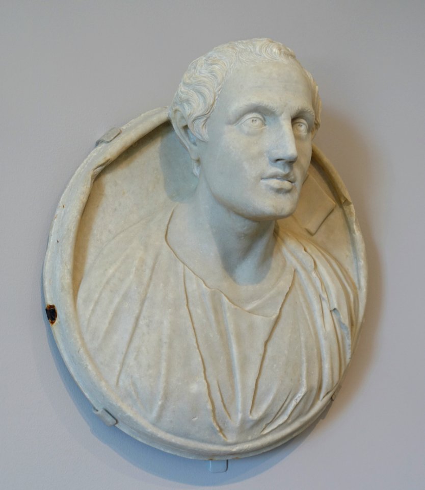 Medallion Portrait of Menander, view 2, Roman, 4th century AD, adaptation of Greek statue of 3rd century BC, marble - Arthur M. Sackler Museum, Harvard University - DSC01539