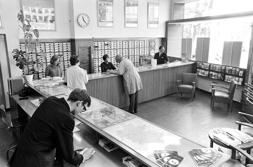 Medewerkers informeren de bezoekers, Bestanddeelnr 919-5547