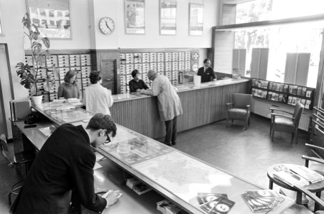 Medewerkers informeren de bezoekers, Bestanddeelnr 919-5547