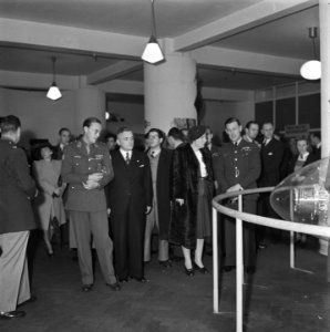 Medaille-uitreiking aan Prins Bernhard op de RAF-tentoonstelling, Bestanddeelnr 900-9893