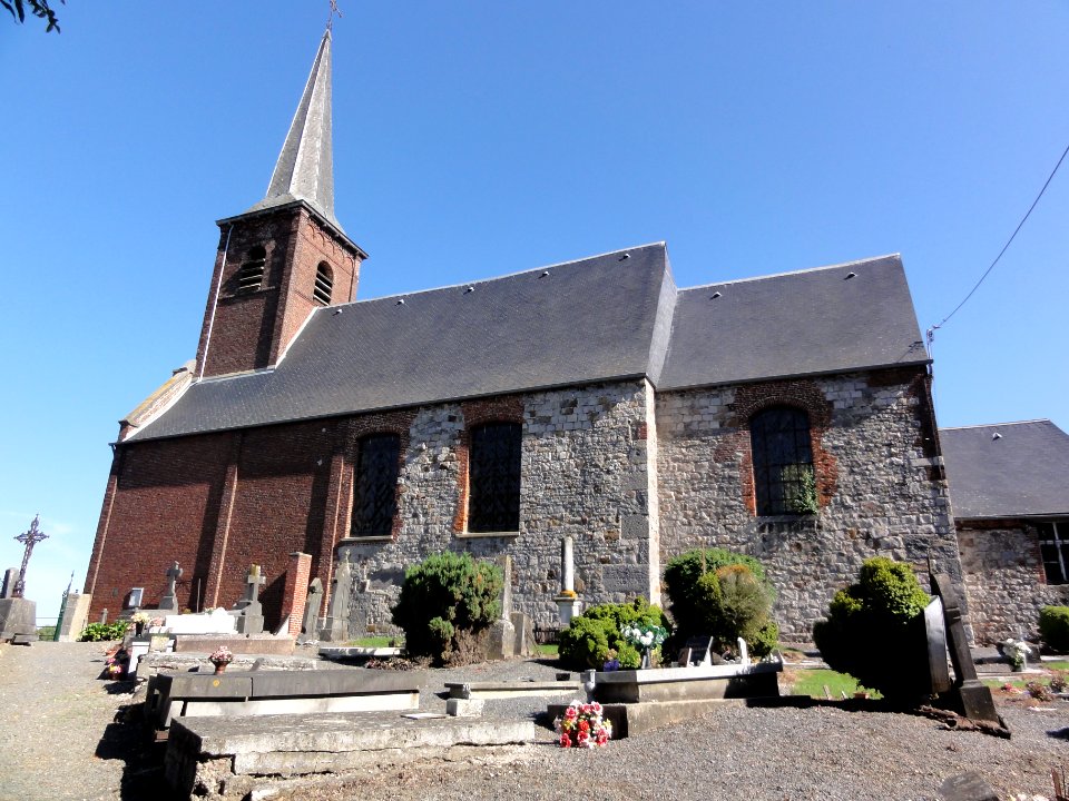 Mecquignies (Nord, Fr) église, vue latérale