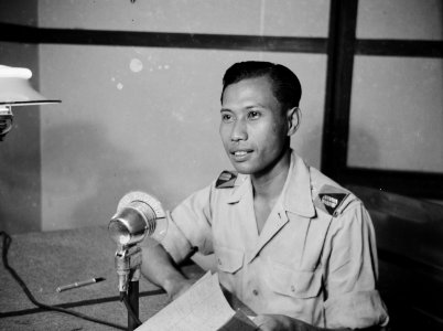 Medewerkenden van Radio-Padang. De Indonesische contactman sergt. Raden Ponimin , Bestanddeelnr 14725