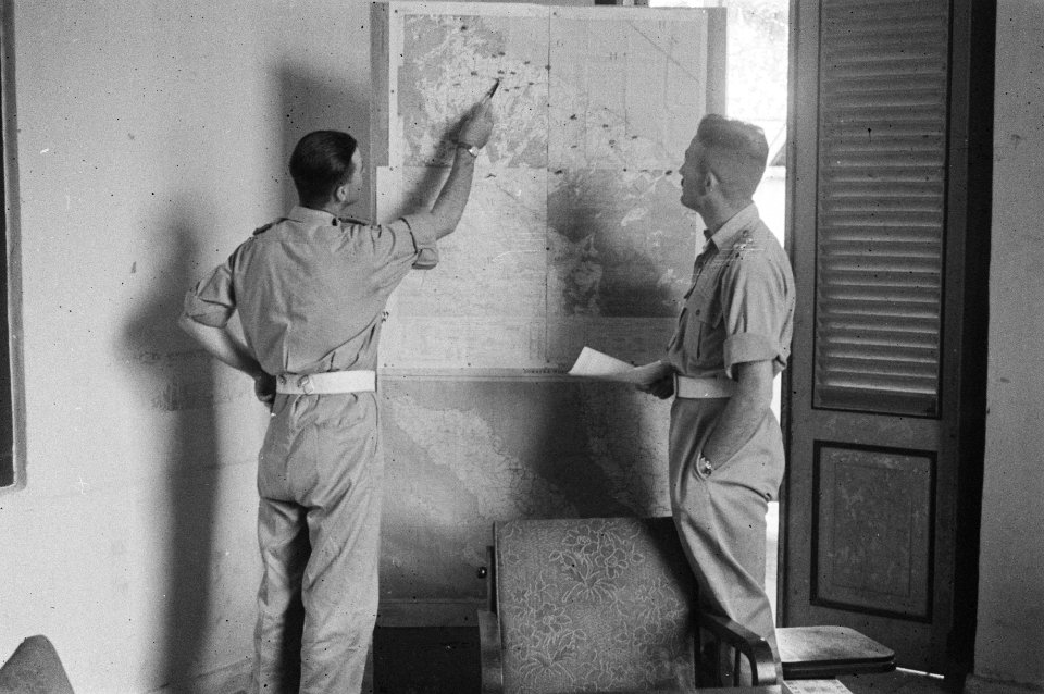 Medan Kpt. van Arkel en Lt. Klomp uit Nijmegen de bazen van de MP. uit Medan,, Bestanddeelnr 1541-1-1