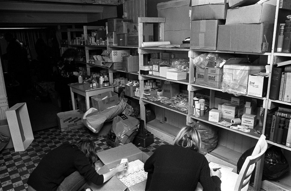 Medewerkers Medisch Comite Vietnam bezig met selecteren en verpakken van medicam, Bestanddeelnr 926-1335
