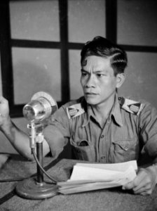 Medewerkenden van Radio-Padang. De leider van het Indonesische programma en teve, Bestanddeelnr 14729