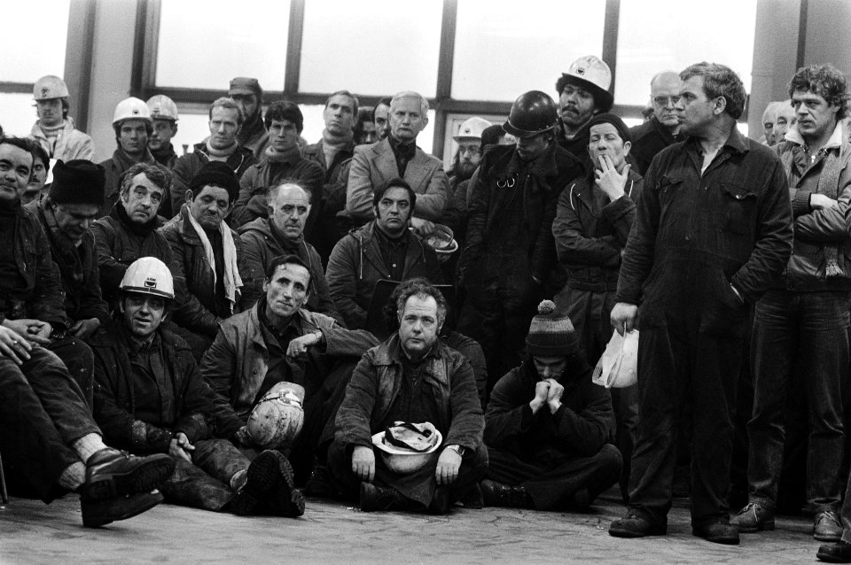 Medewerkers luisteren naar toespraken, Bestanddeelnr 932-4617