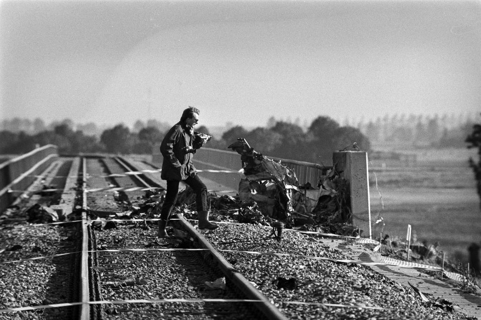 Medewerker op het spoorwegtalud waar het vliegtuig grotendeels op terecht kwam , Bestanddeelnr 931-7272