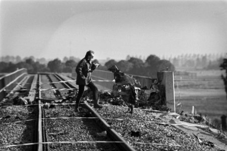 Medewerker op het spoorwegtalud waar het vliegtuig grotendeels op terecht kwam , Bestanddeelnr 931-7272