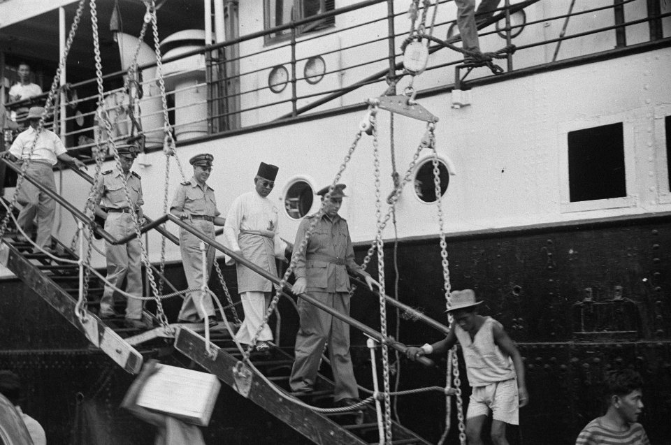 Medan op 10 augustus arriveerde de sultan van Deli wederom op Sumatra's Oostkust, Bestanddeelnr 343-4-7