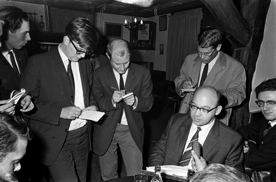 Medeoprichter van de Boeren- en Middenstandspartij Dhr. Max Lewin spreekt met d…, Bestanddeelnr 919-6043