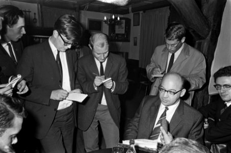 Medeoprichter van de Boeren- en Middenstandspartij Dhr. Max Lewin spreekt met d…, Bestanddeelnr 919-6043