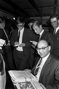 Medeoprichter van de Boeren- en Middenstandspartij Dhr. Max Lewin spreekt met d…, Bestanddeelnr 919-6044