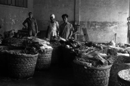 Medan een kijkje in het groentendepot voor Medan. Onder het toeziend oog van ko, Bestanddeelnr 2124