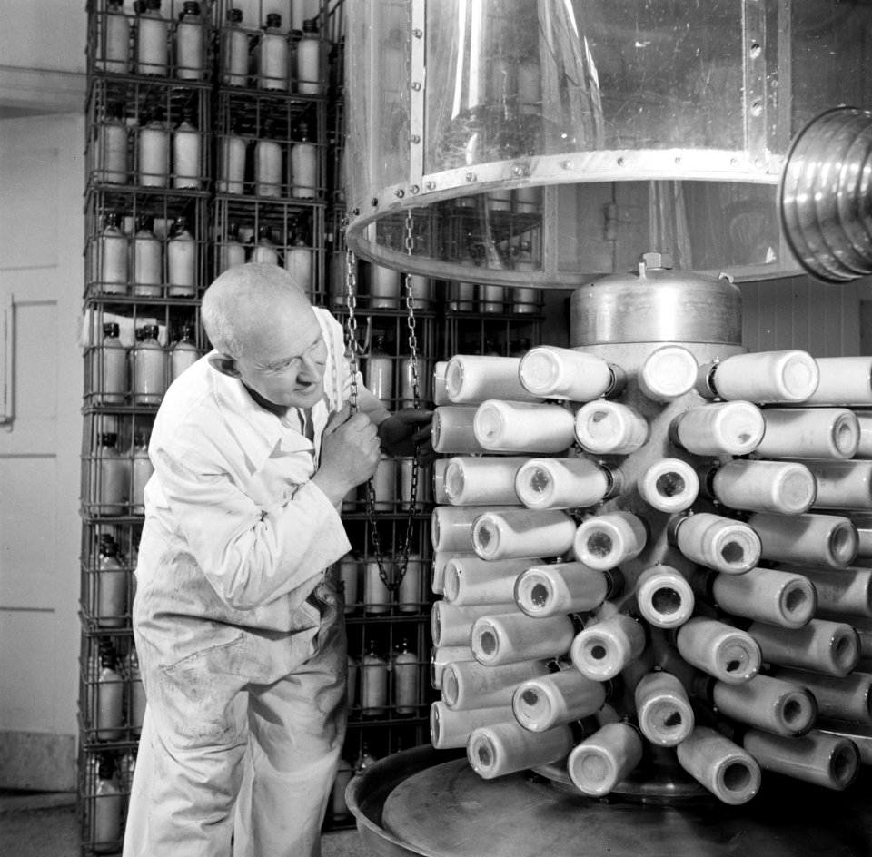 Medewerker van de drooginrichting van het Amsterdamse Binnengasthuis plaatst een, Bestanddeelnr 254-2524