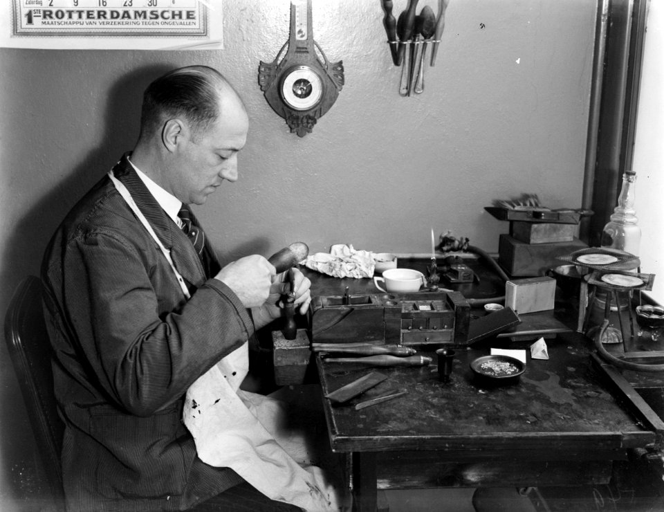 Medewerker bezig met het kloven van een diamant bij Van Moppes in Amsterdam, Bestanddeelnr 252-0326