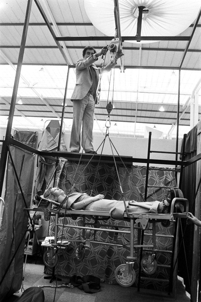 Medica 77 in Jaarbeurs Utrecht een van de nouveauteiten een reddingsevacueersy, Bestanddeelnr 929-1595