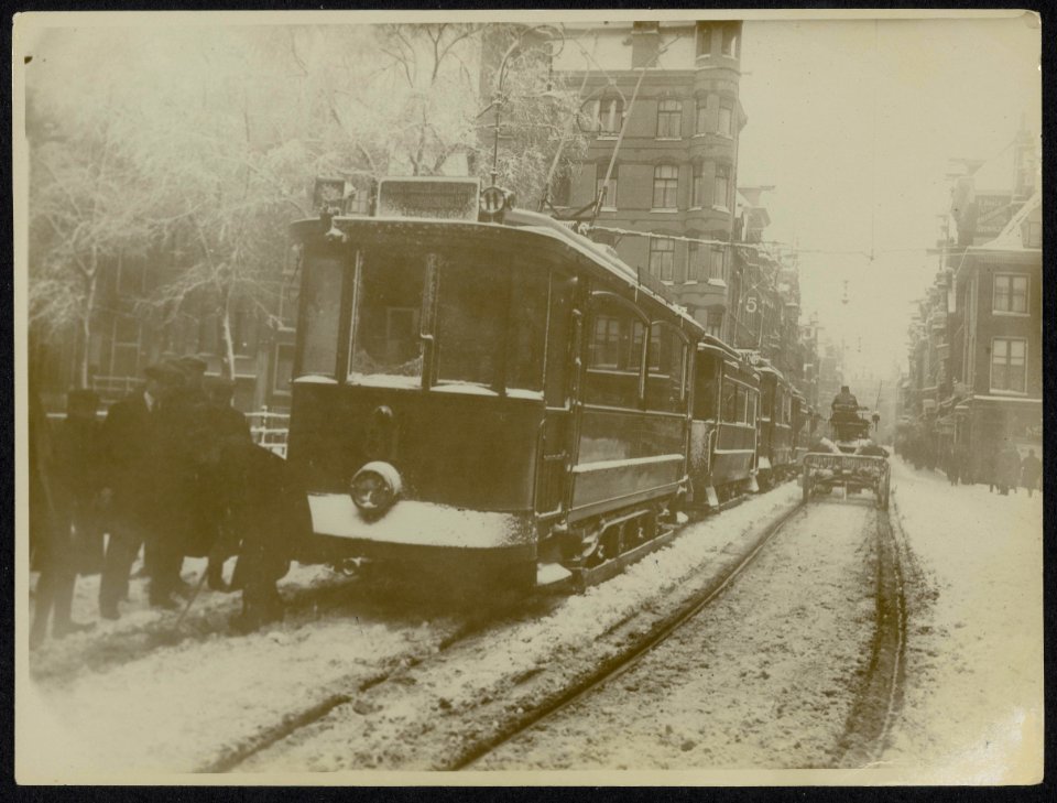 Medewerker van de Amsterdamse tram doende met het berijdbaar maken van een traml, Bestanddeelnr 158-1263