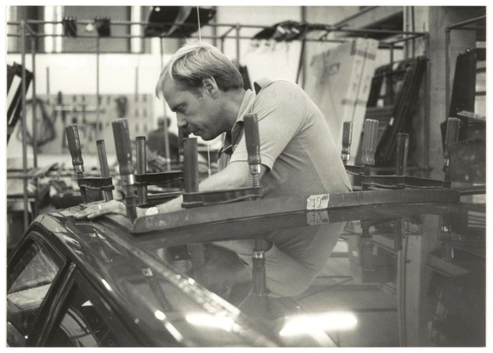 Medewerker bij carrosseriebedrijf Vermeulen Hollandia. NL-HlmNHA 54013143