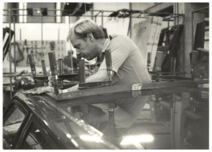 Medewerker bij carrosseriebedrijf Vermeulen Hollandia. NL-HlmNHA 54013143