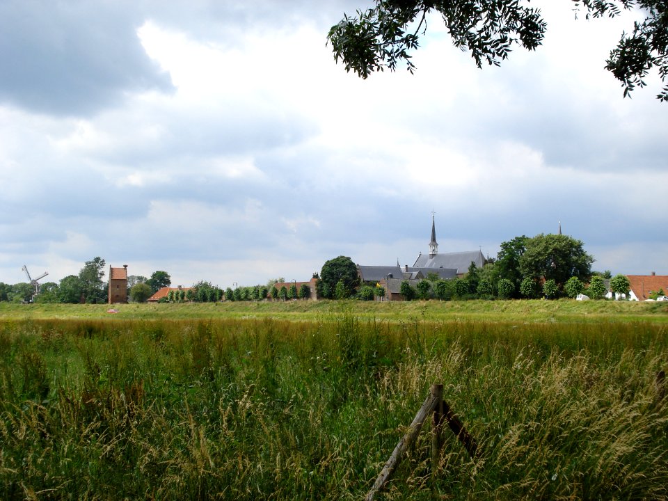 Megen, vue sur Megen du bras asseché de la Meuse
