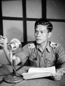 Medewerkenden van Radio-Padang. De leider van het Indonesische programma en teve, Bestanddeelnr 14727