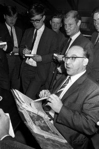 Medeoprichter van de Boeren- en Middenstandspartij Dhr. Max Lewin spreekt met d…, Bestanddeelnr 919-6042