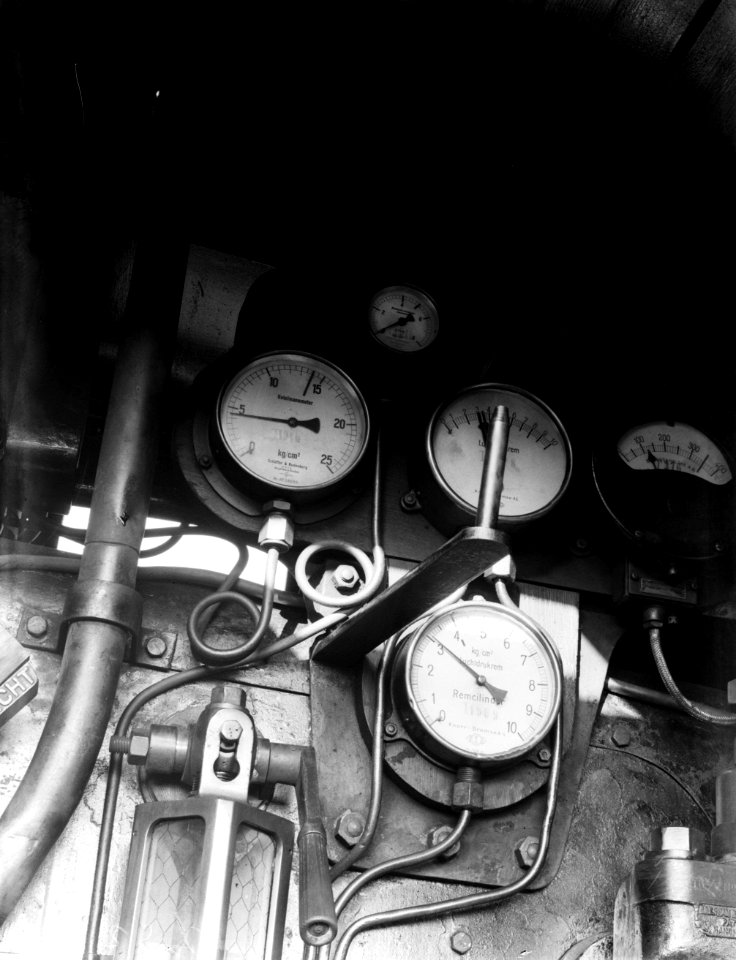Meetapparatuur in de cabine van een stoomlocomotief, Bestanddeelnr 252-1038
