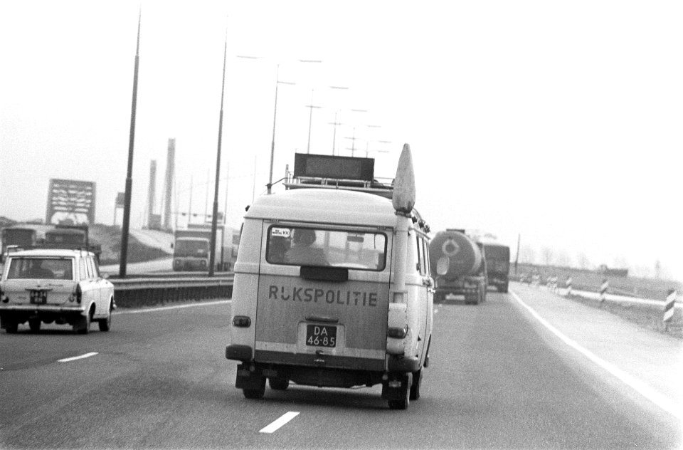 Meetbusje op de snelweg temidden van het verkeer, Bestanddeelnr 926-9920
