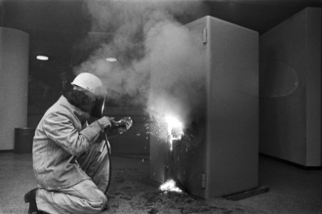 Meesterkraker Aage M bewerkt brandkast met thermisch lans ivm presentatie , Bestanddeelnr 928-8158