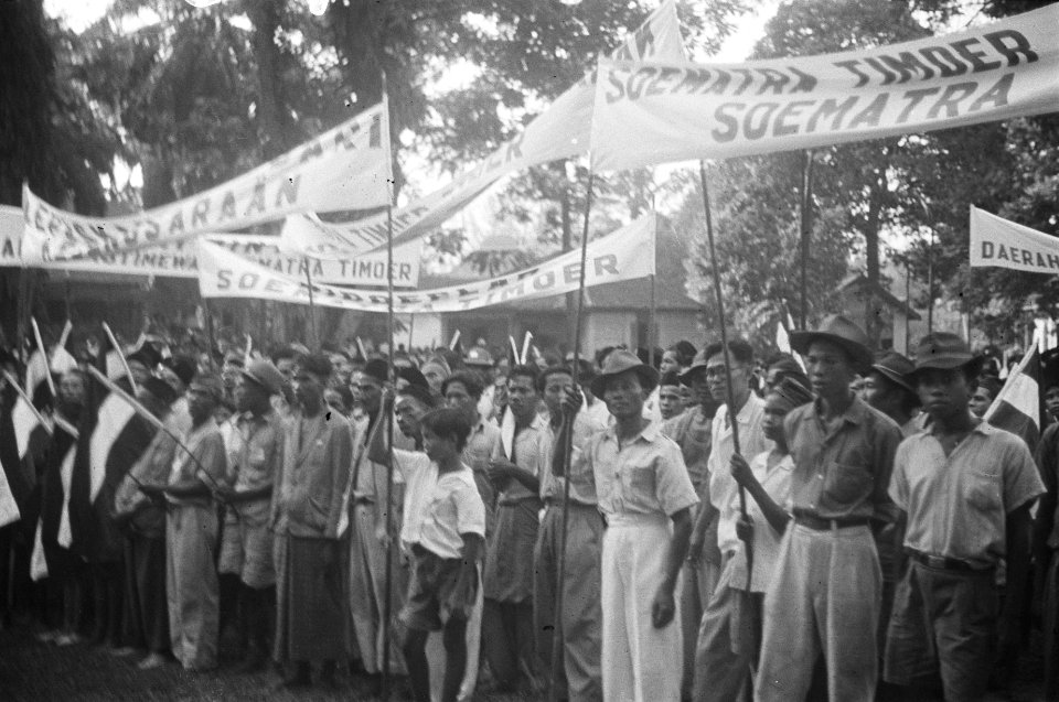 Medan duizenden Oost-Sumatranen hielden te Medan een massademonstratie nadat he, Bestanddeelnr 326-6-2