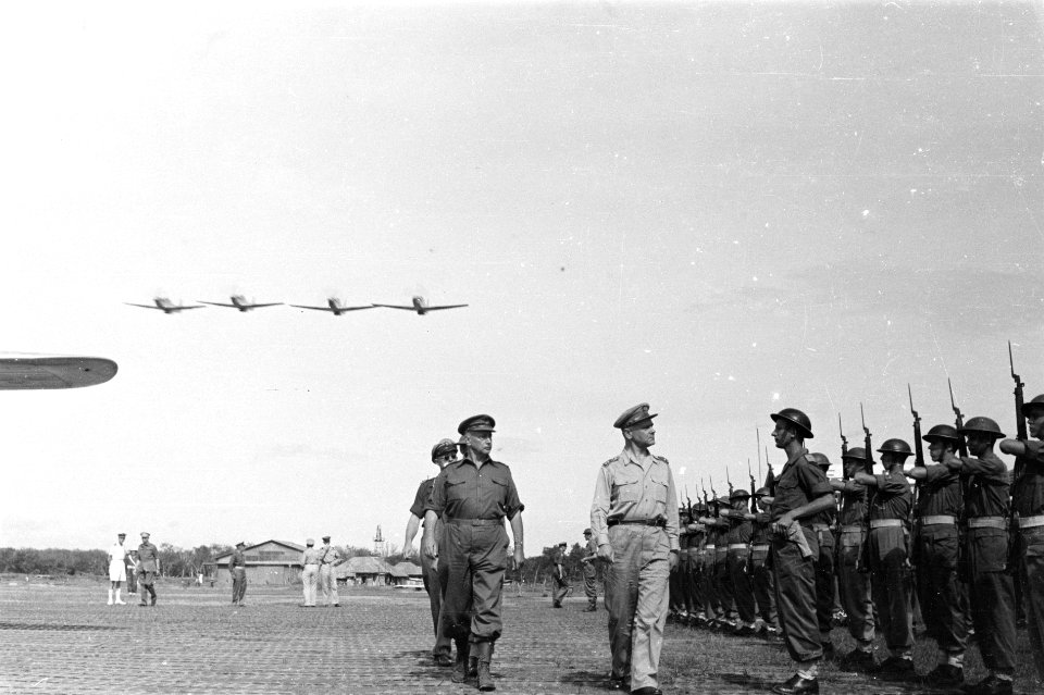 Medan. Z-Brigade Generaal Kruls inspecteert de erewacht op het vliegveld. Vie, Bestanddeelnr 4934