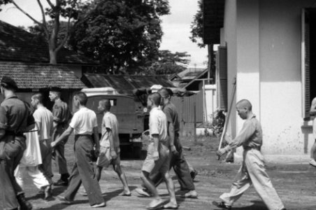 Medan. Gevangen genomen Indische en Japanse deserteurs worden na hun verhoor ond, Bestanddeelnr 3945