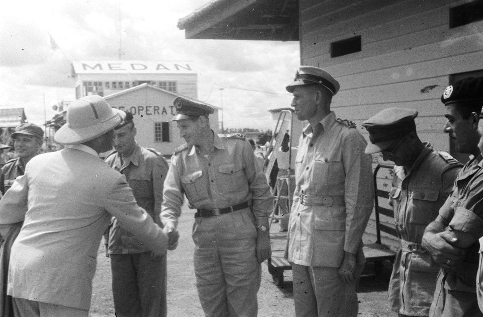 Medan. Aankomst van kolonel Julian. Hij wordt verwelkomt door een reeks militair, Bestanddeelnr 509-2-6