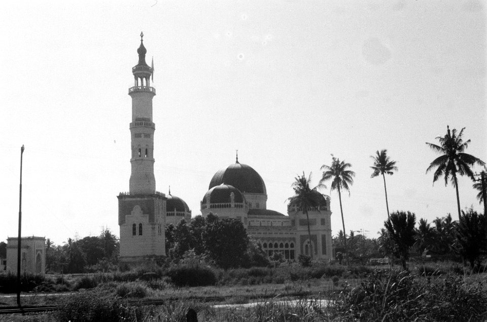 Medan een van de mooiste steden in Indonesië. Opvallend is de helderheid in dez, Bestanddeelnr 238