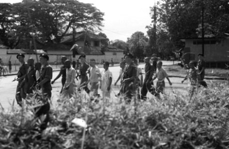 Medan. Gevangen genomen Indische en Japanse deserteurs worden na hun verhoor ond, Bestanddeelnr 3946
