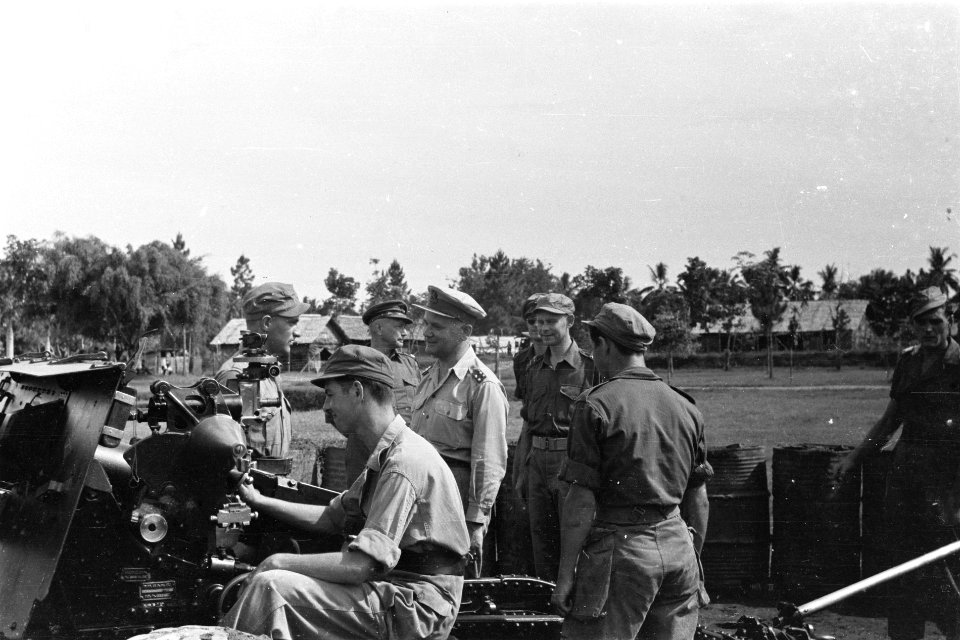 Medan. Z-Brigade Generaal Kruls bezoekt een batterij artillerie, Bestanddeelnr 4936