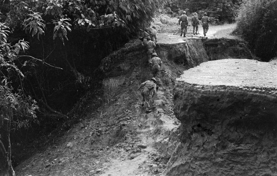 Medan-Brastagi. Zuiveringsactie in het Medangebied. Wegversperring op de Piso-Pi, Bestanddeelnr 3770