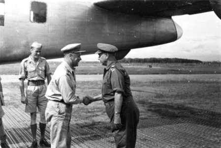 Medan. Z-Brigade Op het vliegveld schudt generaal Kruls de hand van kolonel …, Bestanddeelnr 4933