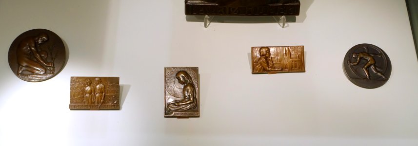 Medals, designer Rudolf Bosselt, maker Prageanstalt Carl Poellath, c. 1898-1900, bronze - Museum Künstlerkolonie Darmstadt - Mathildenhöhe - Darmstadt, Germany - DSC06371