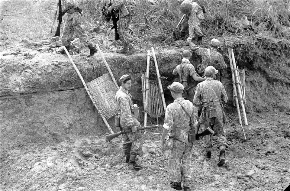 Medan-Brastagi zuiveringsactie in het Medangebied. Tankval in de weg langs de P, Bestanddeelnr 3737