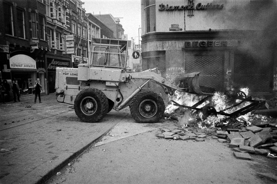 ME ruimt met behulp van een shovel een brandende barricade op, Bestanddeelnr 931-3109