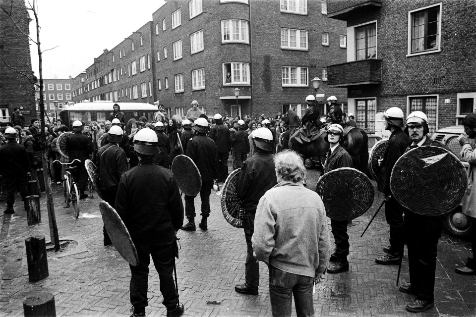 ME ontruimt 11 kraakpanden aan de Savierstraat in Adam politie, krakers en toe, Bestanddeelnr 930-6615