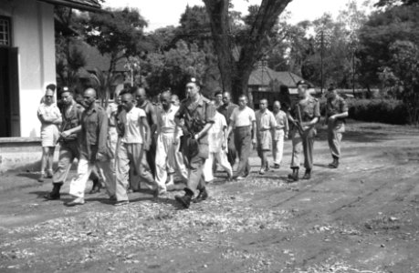 Medan Gevangen genomen Indische en Japanse deserteurs worden na hun verhoor ond, Bestanddeelnr 3944