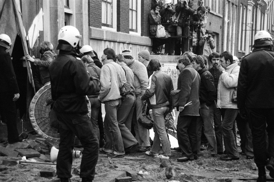 ME en argenten in burger van het arrestatieteam voor het pand, Bestanddeelnr 931-3121